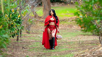 Kleio Valentien E Little Red Riding Hood Si Alternano A Cavalcarsi A Vicenda